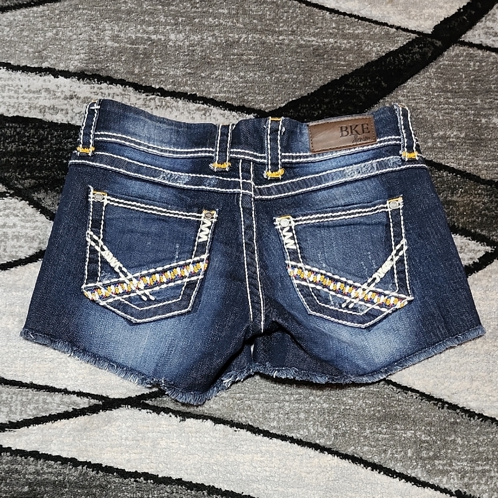 BKE STELLA EMBROIDERED COLOR-POP DISTRESSED RAW-EDGE DENIM JEAN SHORTS